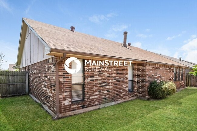 Building Photo - 3 Bedroom Pet-Friendly Home in Oklahoma City, OK with Main Street Renewal