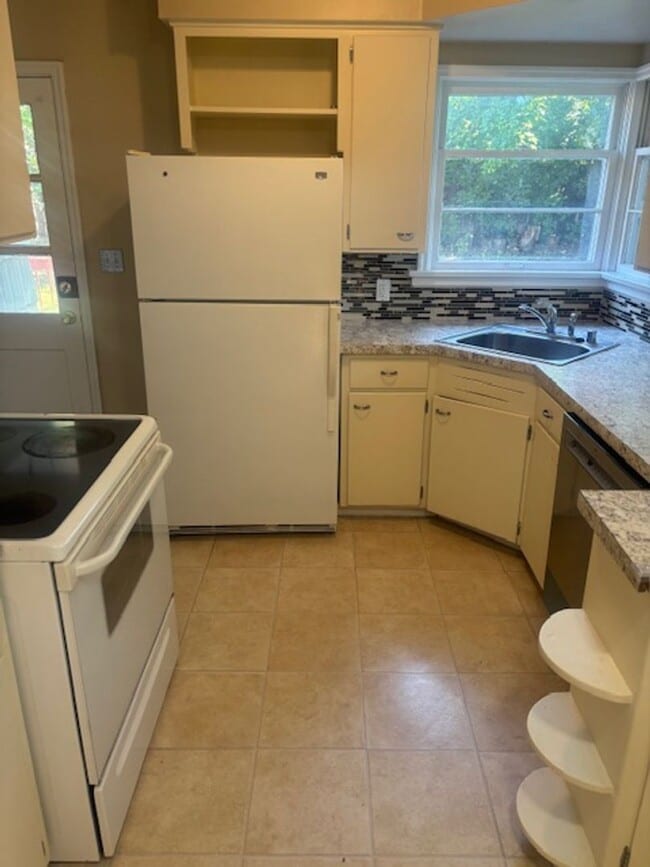 Building Photo - Comstock 3Bed/2bath Bungalow #1555