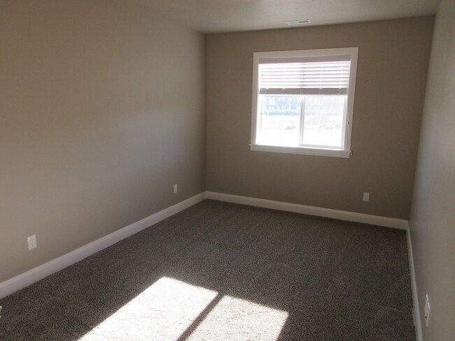 Building Photo - Move-In Bonus - Newer Town home living in ...