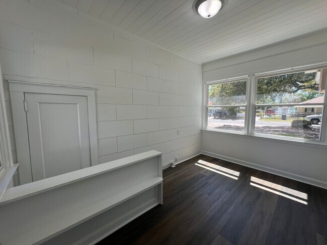 Building Photo - 508 29th Ave N