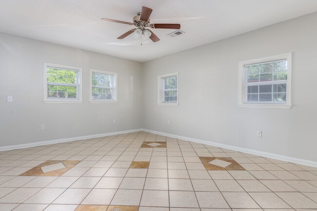Building Photo - 110 Greenwood Cir