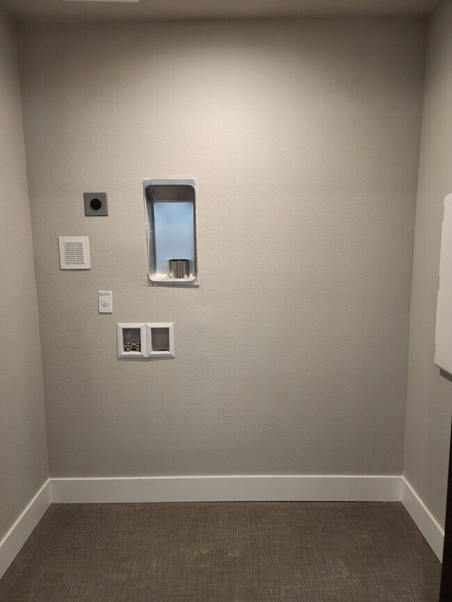 Building Photo - 3 bedroom Townhouse with Pool Access and E...