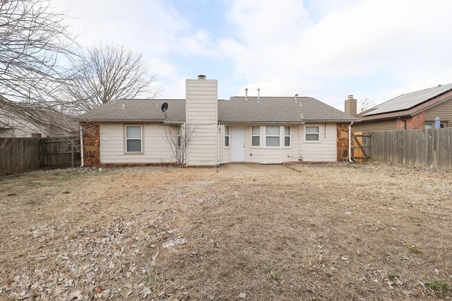 Building Photo - 3 Bed | 1 Bath in East Tulsa!