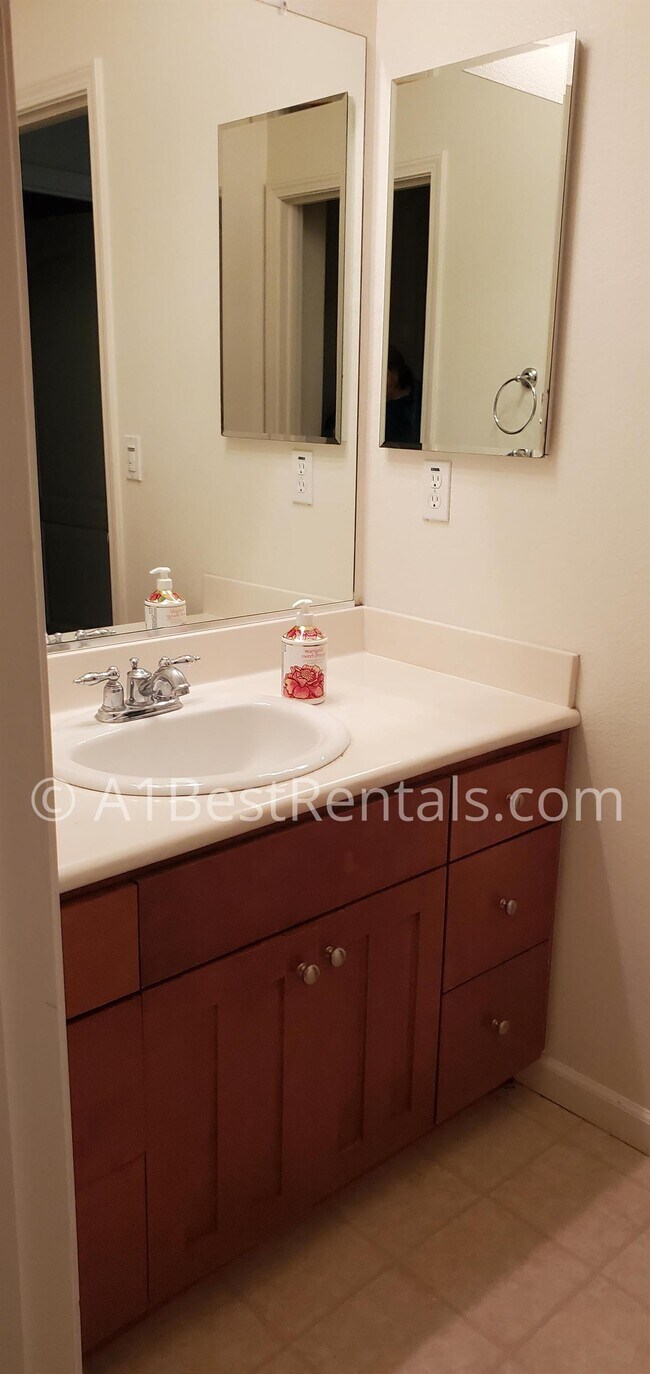 Building Photo - 2513 Guadalajara Dr