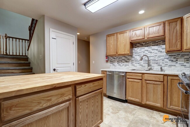 Building Photo - Amberwood Park: Homey Townhouse with Fence...