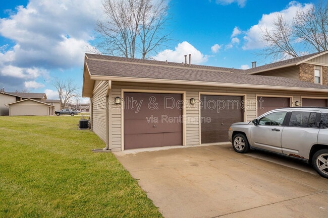 Building Photo - 5850 Fresno Ct