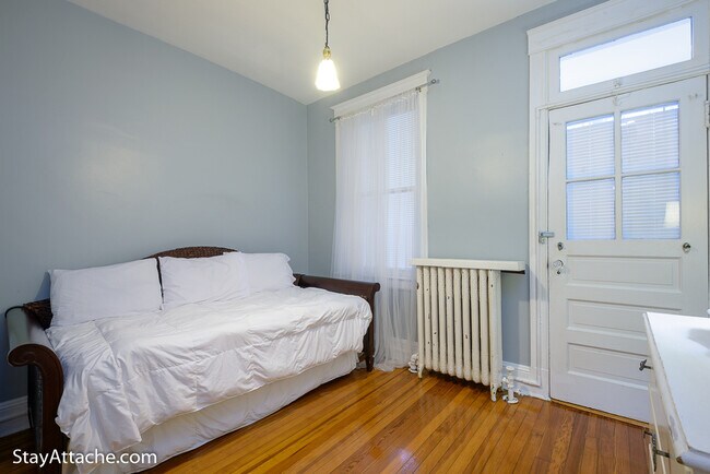 Building Photo - 1737 Swann
