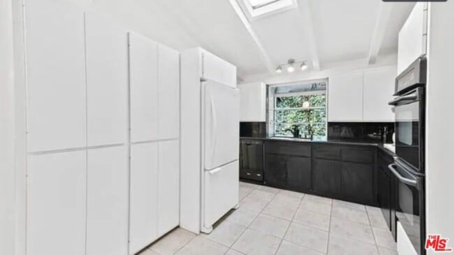Building Photo - 4363 Hayvenhurst Ave