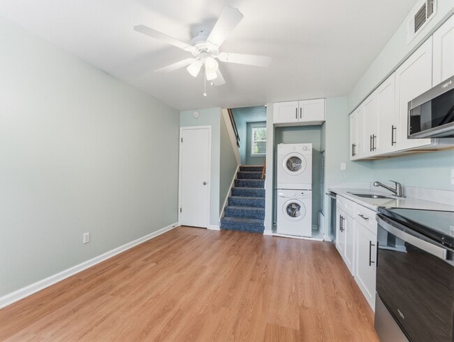 Building Photo - Absolutely stunning executive 2/1.5 townhome in South Tampa