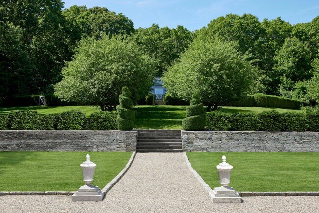 Building Photo - 662-672 Noyac Path