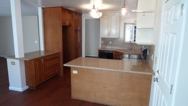 Building Photo - Spacious 6 Bedroom, 3 Bathroom, Single Fam...
