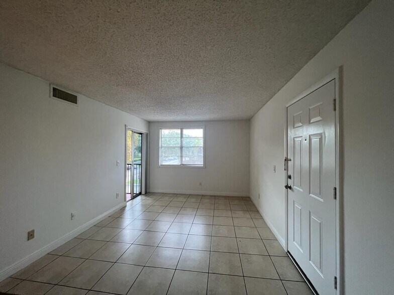 Building Photo - 1257 SW 46th Ave