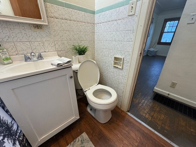 Building Photo - 3 bed, 1 bath home for rent in Waterloo