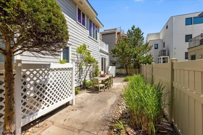 Building Photo - 102 S 32nd Ave