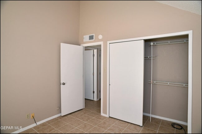 Building Photo - 813 Knorr Pl