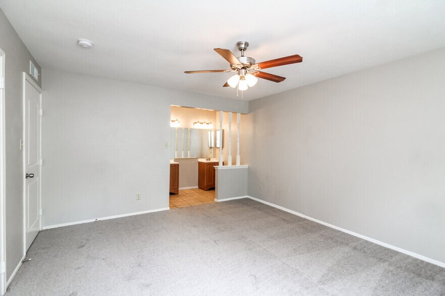 Building Photo - 1385 Southridge Dr