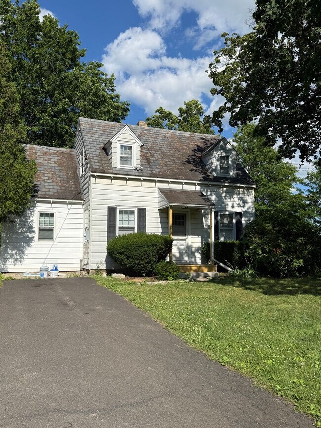 Building Photo - 3 Bed / 2 Bath Pipersville Home