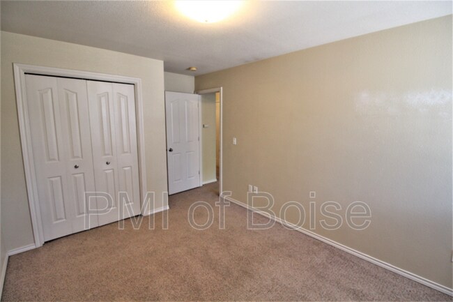 Building Photo - 1031 E Iowa Ave