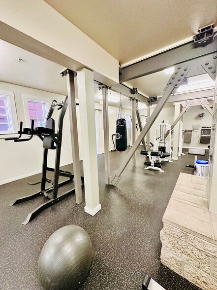 Building Photo - 1642 7th Ave