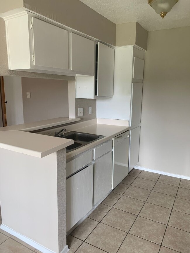 Building Photo - Clean and Bright 2 BR 2 BA Condo - Upstairs
