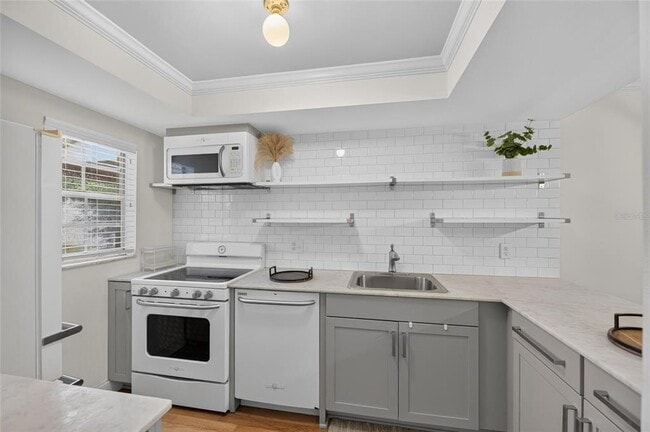 Building Photo - 3812 N Oak Dr