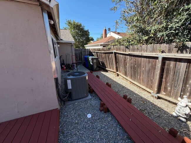 Building Photo - 2069 Horne St