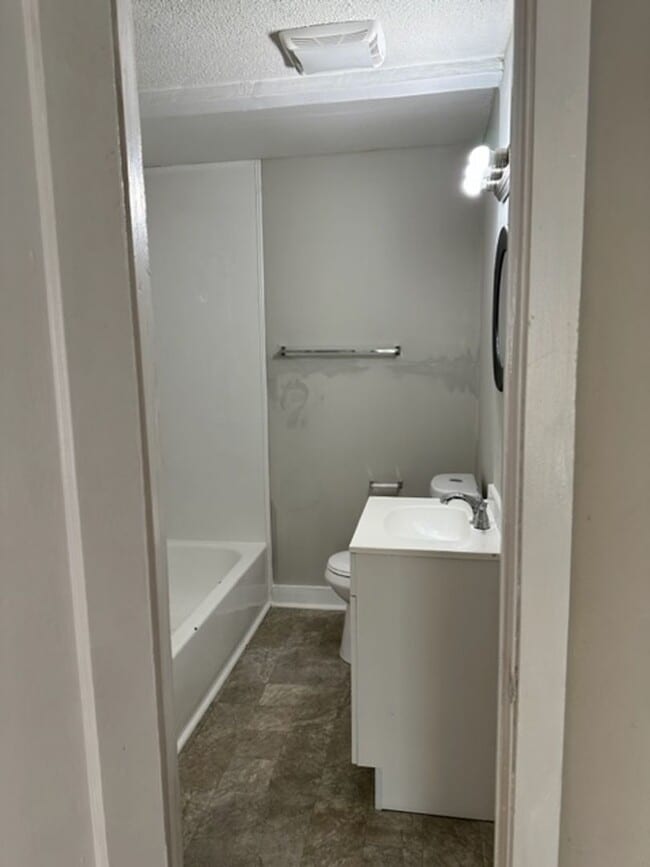 Building Photo - 1 bedroom - Bath