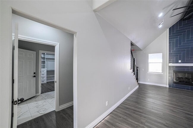 Building Photo - 4715 White Tail Ct