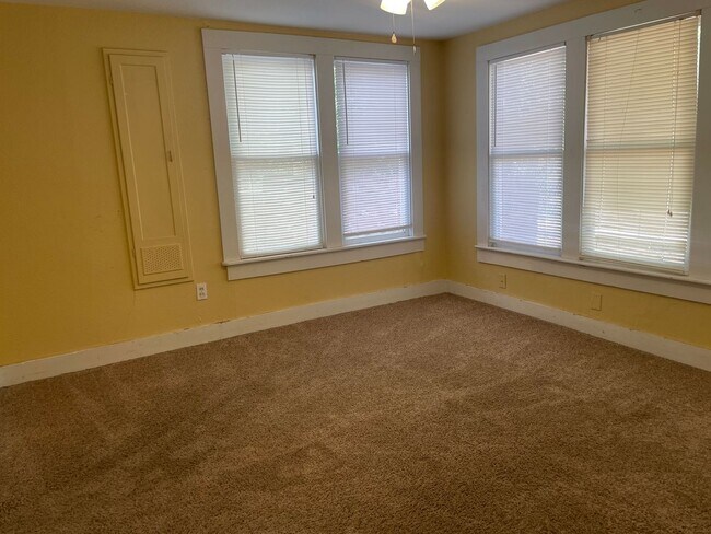 Building Photo - Two Bedroom Two Bathroom Home w/ a BONUS Room