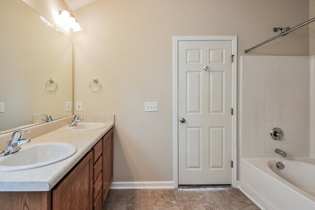 Building Photo - 802 Shefford Town Dr
