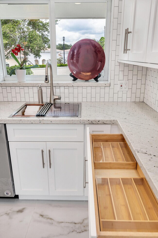 Building Photo - 331 Tequesta Dr