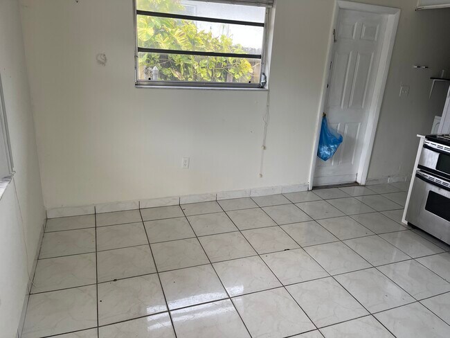 Dining area - 3500 SW 24th St