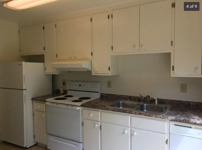 Building Photo - 3 Bedroom & 2.5 Bathrooms Minutes from Downtown!
