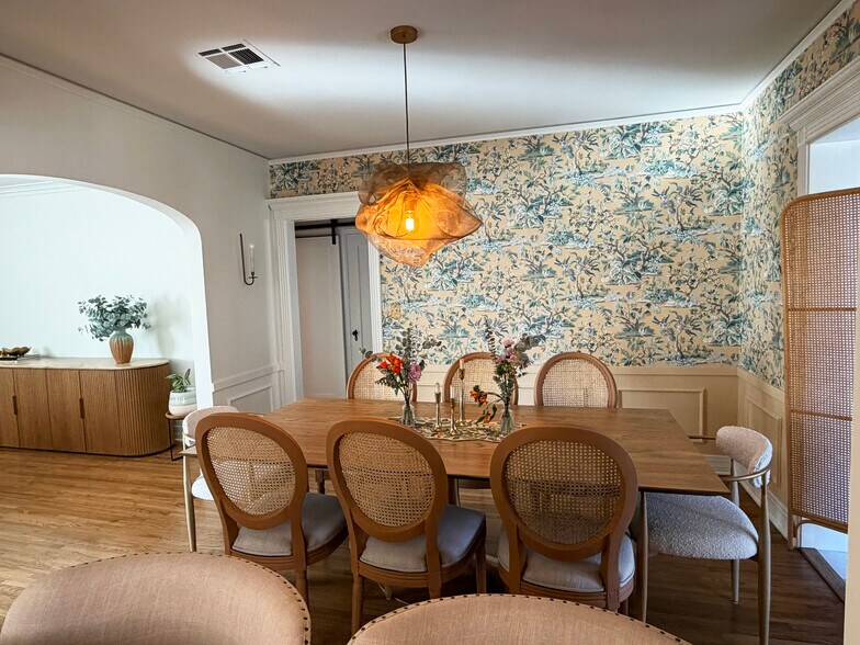 Building Photo - 2023 E 14th Pl