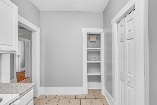 Building Photo - 3 bedroom 2 bath Downtown Savannah apartment