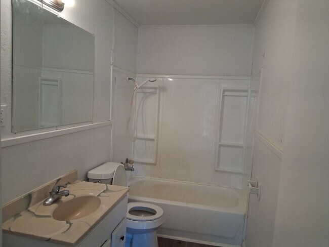 Building Photo - 1302 Pecan St