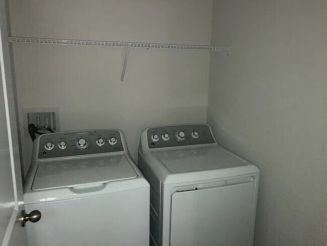 Building Photo - 5 Bedrooms 2.5 Bedrooms