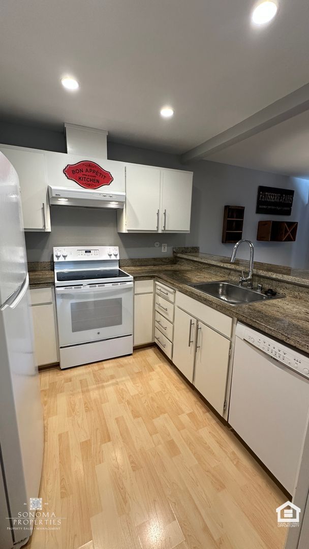 Building Photo - Updated Downtown Sonoma Condo!
