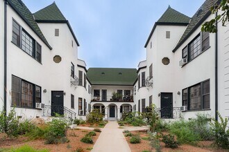 Building Photo - This spacious studio apartment located in the popular Los Feliz neighborhood of Los Angeles is no...