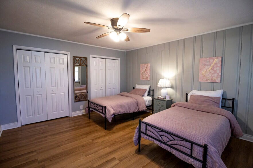 Flexible third bedroom with twin beds and rustic decor - 1117 Henrietta Dr