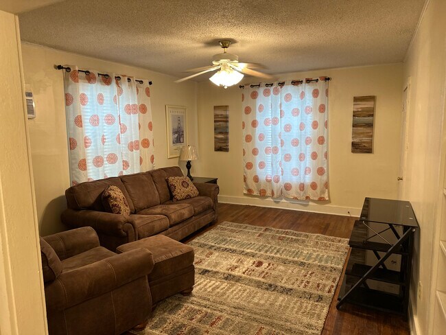 Building Photo - 1315 China St