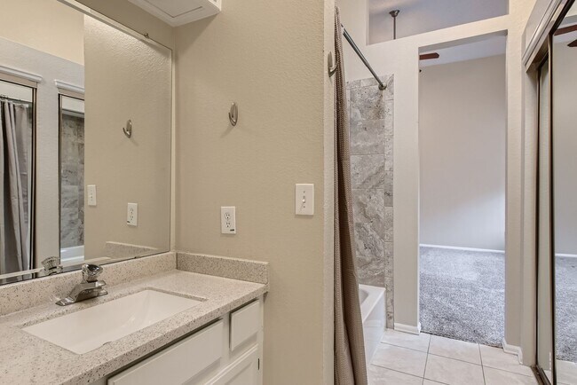 Building Photo - 3 Bedroom 3 Bath in Littleton next to horseshoe park!!