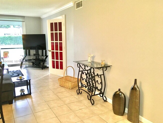 Building Photo - 9410 N Hollybrook Lake Dr