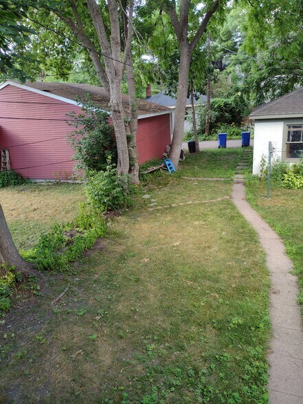 Shared backyard - 1895 Portland Ave