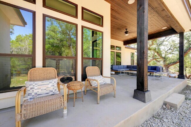 Building Photo - Spacious 4-Bed Oasis at this Canyon Lake Gem!