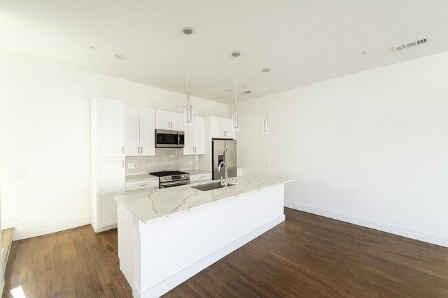 Building Photo - 1931 N Prairie Ave