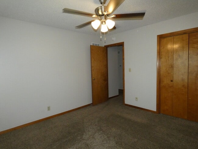 Building Photo - Beautiful Town Home in Kearney, MO