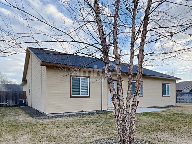 Building Photo - 2643 N Cinnamon Pl