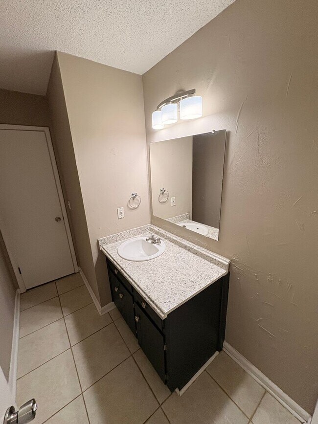 Building Photo - 102 Navaho Dr