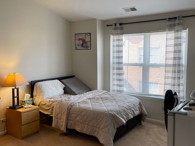 Building Photo - 1040 N Claremont Dr